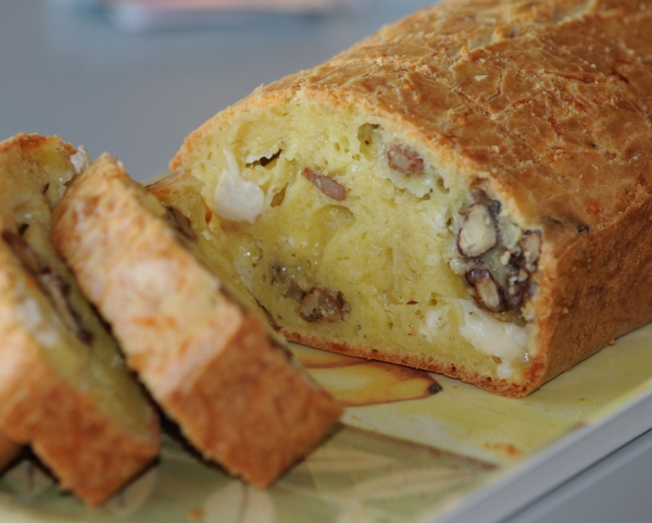 Recette de cuisine : Cake chèvre, noix et raisins secs 