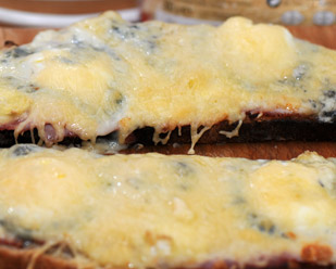 Recette de cuisine : Tartine grillée aux quatre fromages