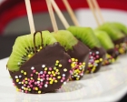 Sucettes de kiwi au chocolat