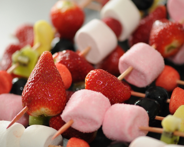 Recette de cuisine : Brochettes de fruits aux bonbons