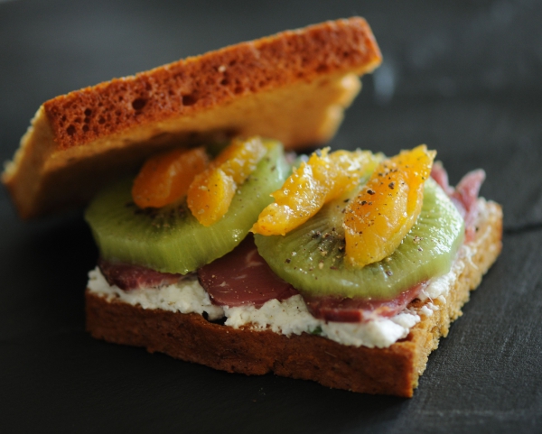 Recette de cuisine : Sandwich pain d'épices, magret fumé et kiwi