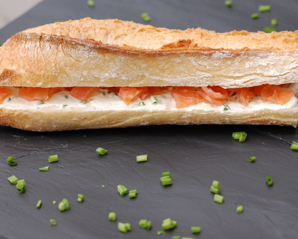 Recette de cuisine : Sandwich au saumon fumÃ© et crÃ¨me de ciboulette