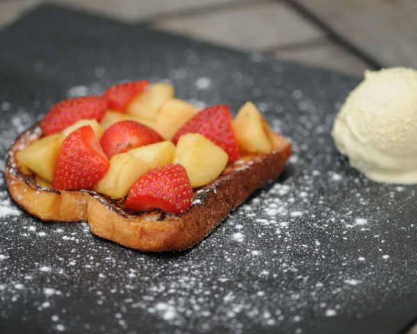 Recette de cuisine : Pain brioché aux fraises et aux pommes