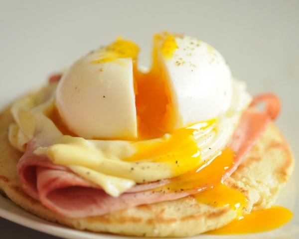 Recette de cuisine : Blinis au jambon et oeuf gratiné