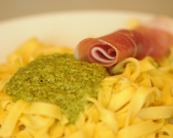 Recette de cuisine : Pâtes au pesto et jambon de parme