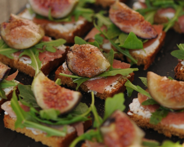 Recette de cuisine : Toasts au fromage frais, figues et jambon sec