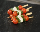 Brochette de tomates cerises, mozzarella, basilic