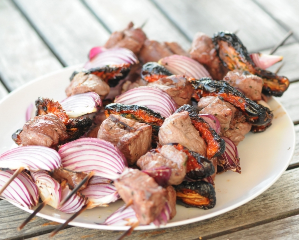 Recette de cuisine : Brochettes boeuf, oignon rouge et tomates confites