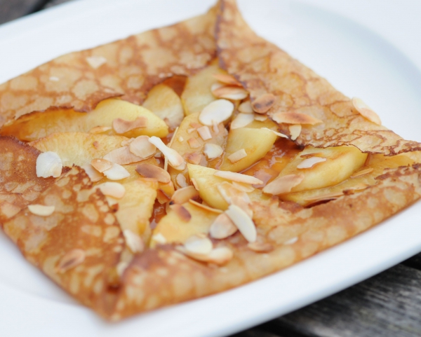 Recette de cuisine : crêpes pomme, caramel et amandes effilées 